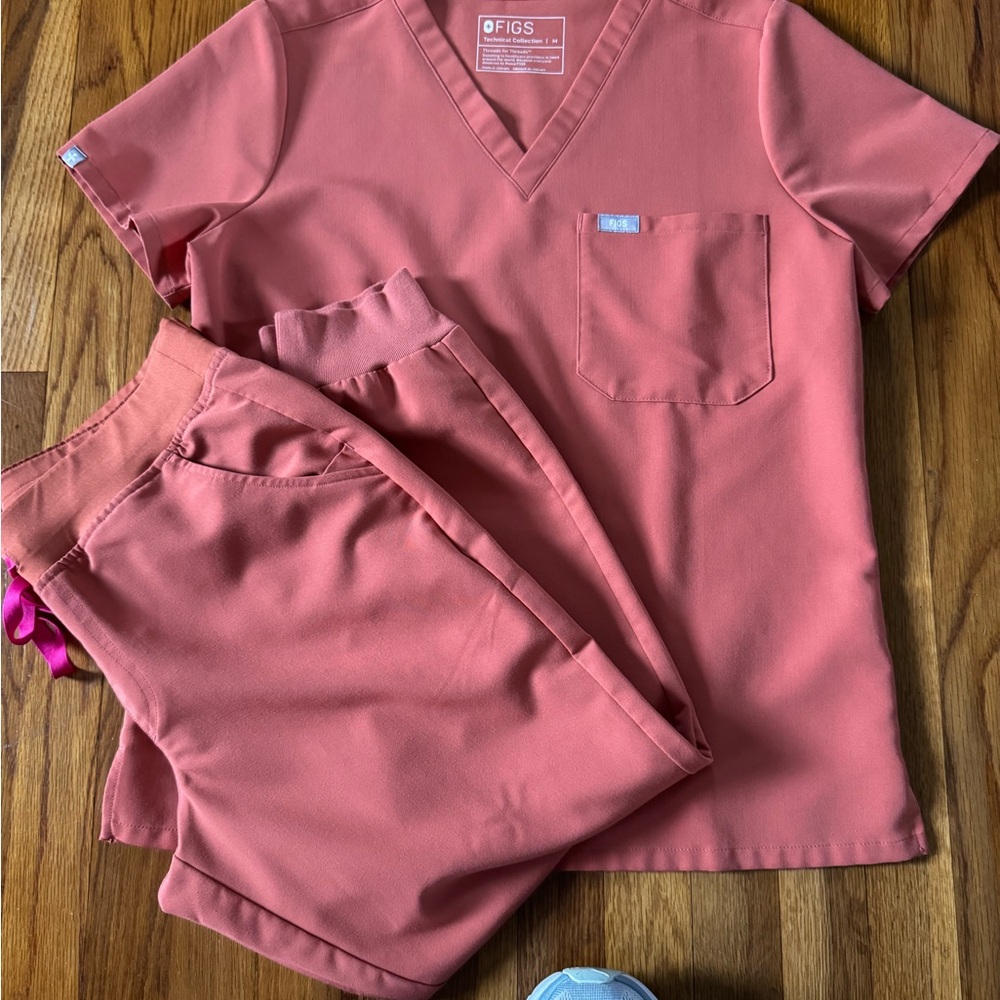 Figs Women's Scrub Set